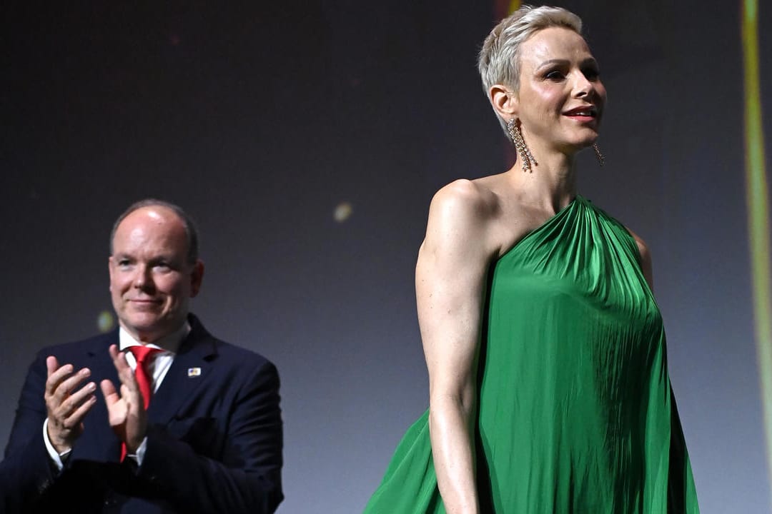 Prinz Albert und Fürstin Charlène: Während er im Hintergrund klatscht, zieht sie alle Blicke auf sich.