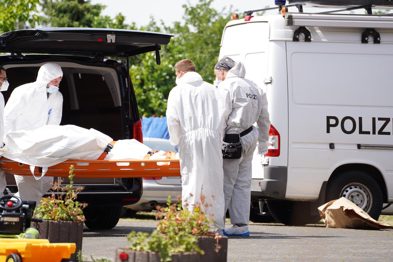 Die Polizei ist nach einem Tötungsdelikt in Kalletal-Stemmen im Einsatz: Der Täter ist auf der Flucht.