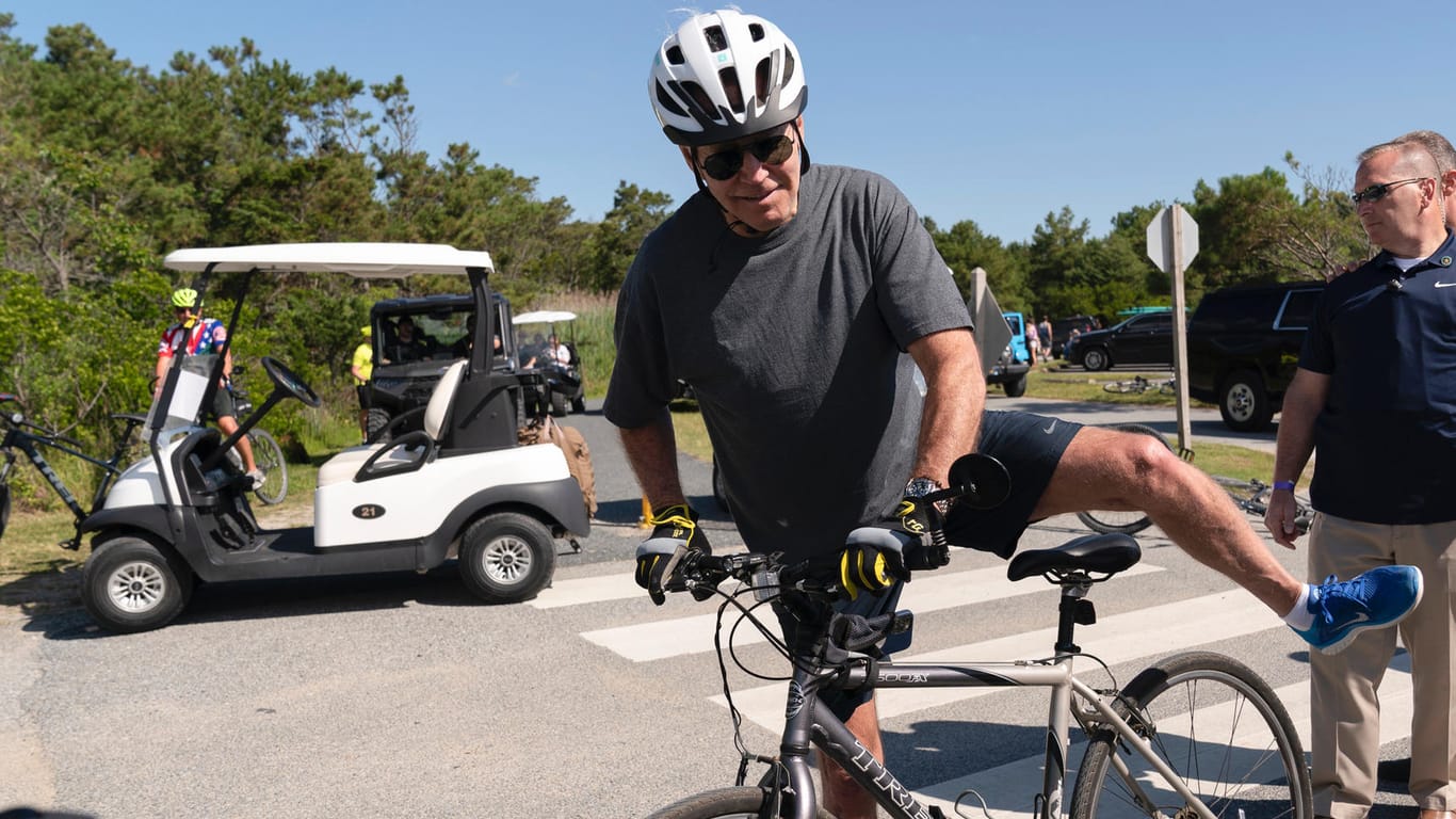 Joe Biden, Präsident der USA, steigt wieder auf sein Fahrrad: "Mir geht es gut", sagte er.