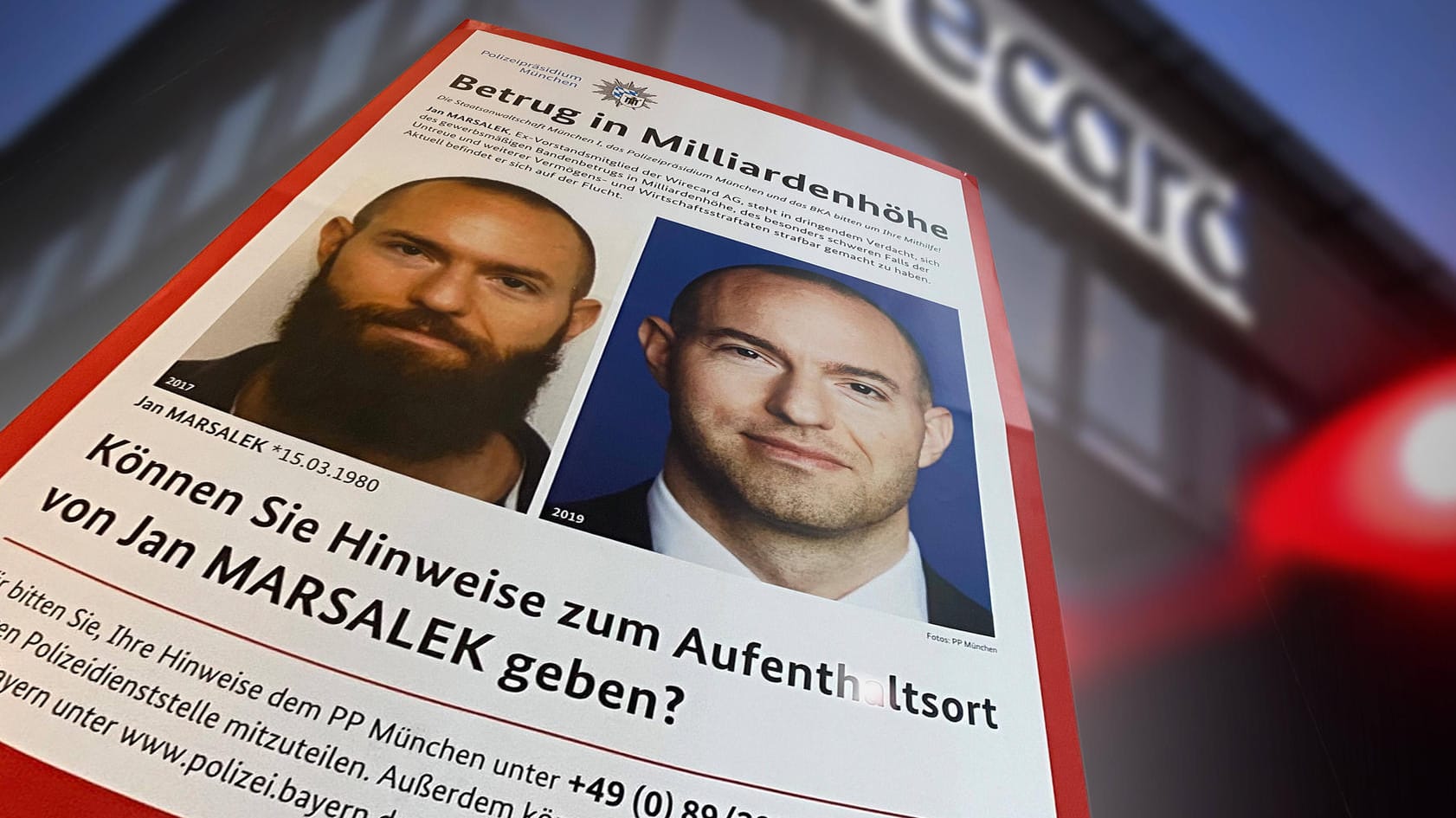 Marsalek-Fahndungsplakat vor der Wirecard-Zentrale (Montage): Der Ex-Asienvorstand des Zahlungsdienstleisters wird mit internationalem Haftbefehl gesucht.