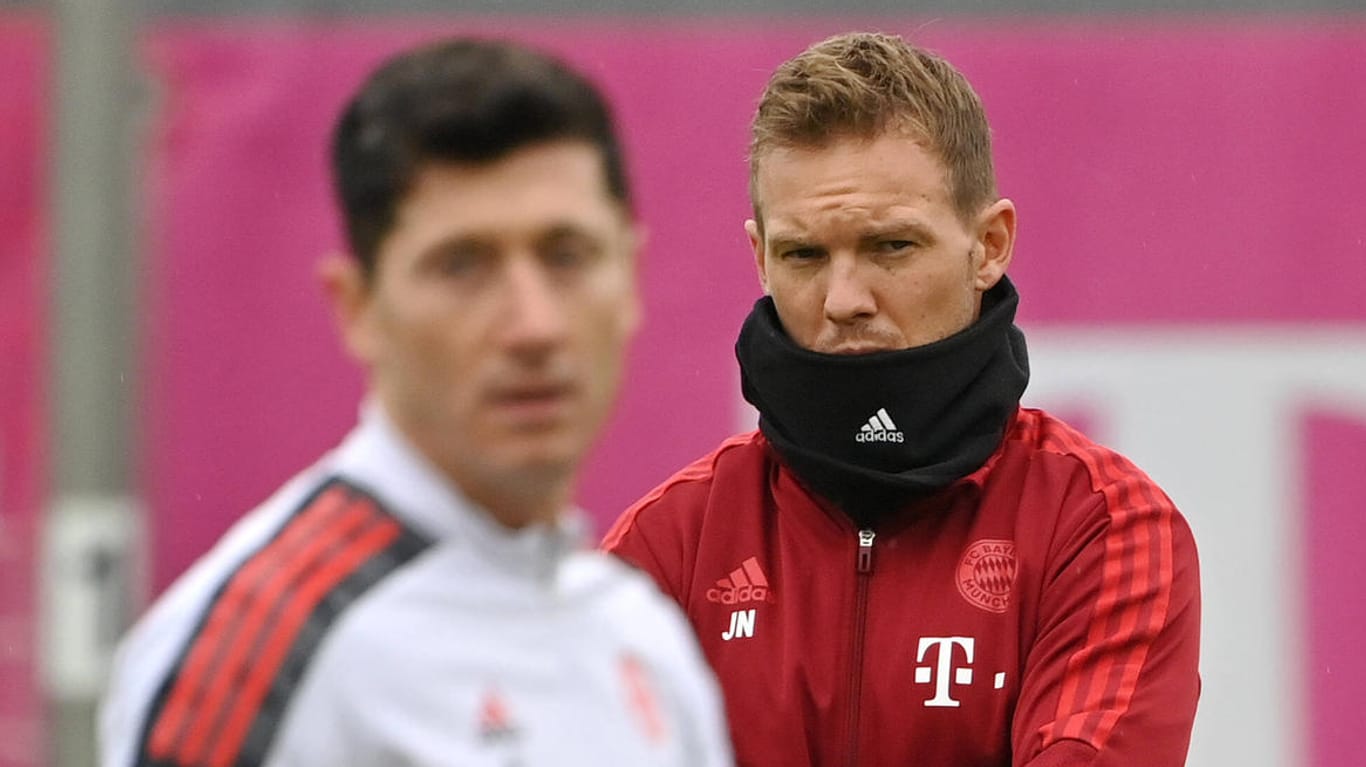 Robert Lewandowski (v.) und Trainer Julian Nagelsmann: Es ist noch unklar, ob er weiter mit seinem Stürmerstar planen kann.