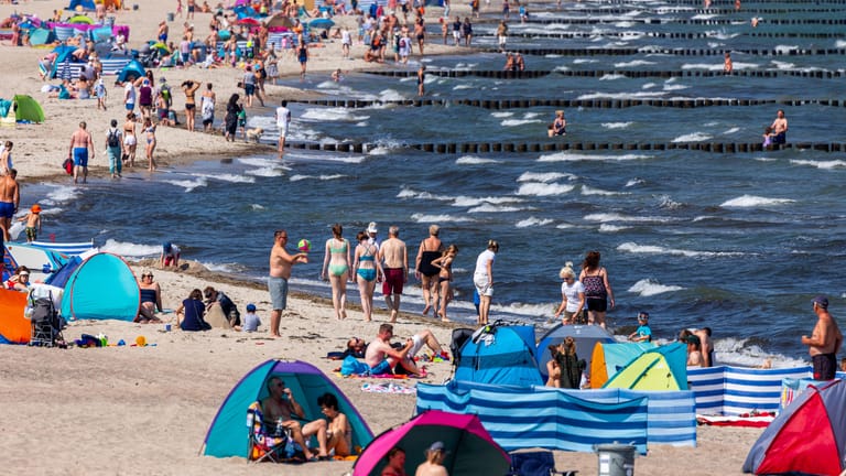 Urlauber und Tagesgäste an der Ostsee in Warnemünde: Das Sommerwetter sorgt für gut besuchte Strände.