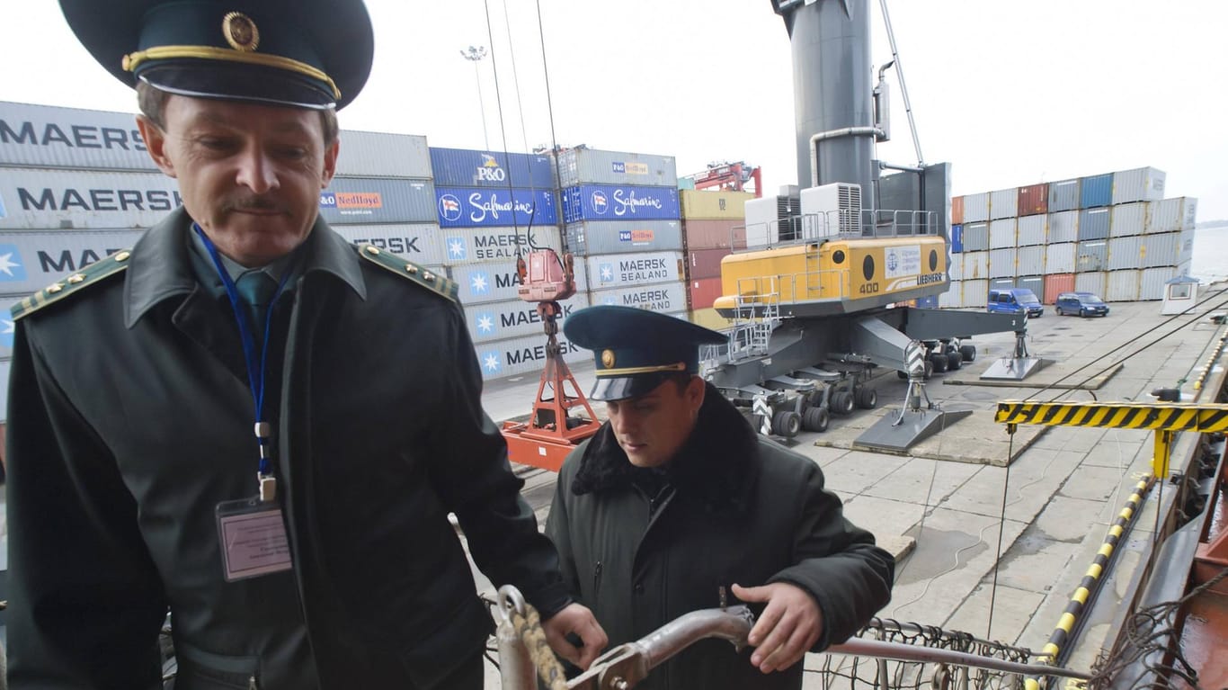 Zollbeamte untersuchen Container in Baltisyk (Archivbild): Litauen will offenbar die Landgrenze zur Exklave für sanktionierte Güter schließen.