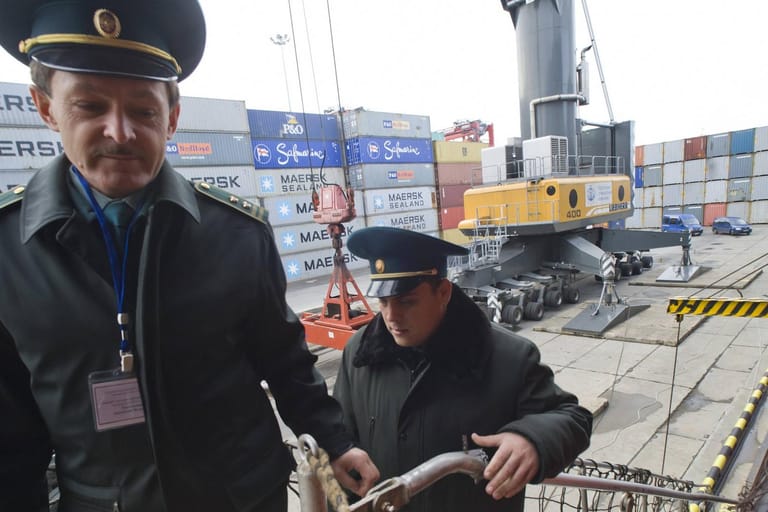 Zollbeamte untersuchen Container in Baltisyk (Archivbild): Litauen will offenbar die Landgrenze zur Exklave für sanktionierte Güter schließen.