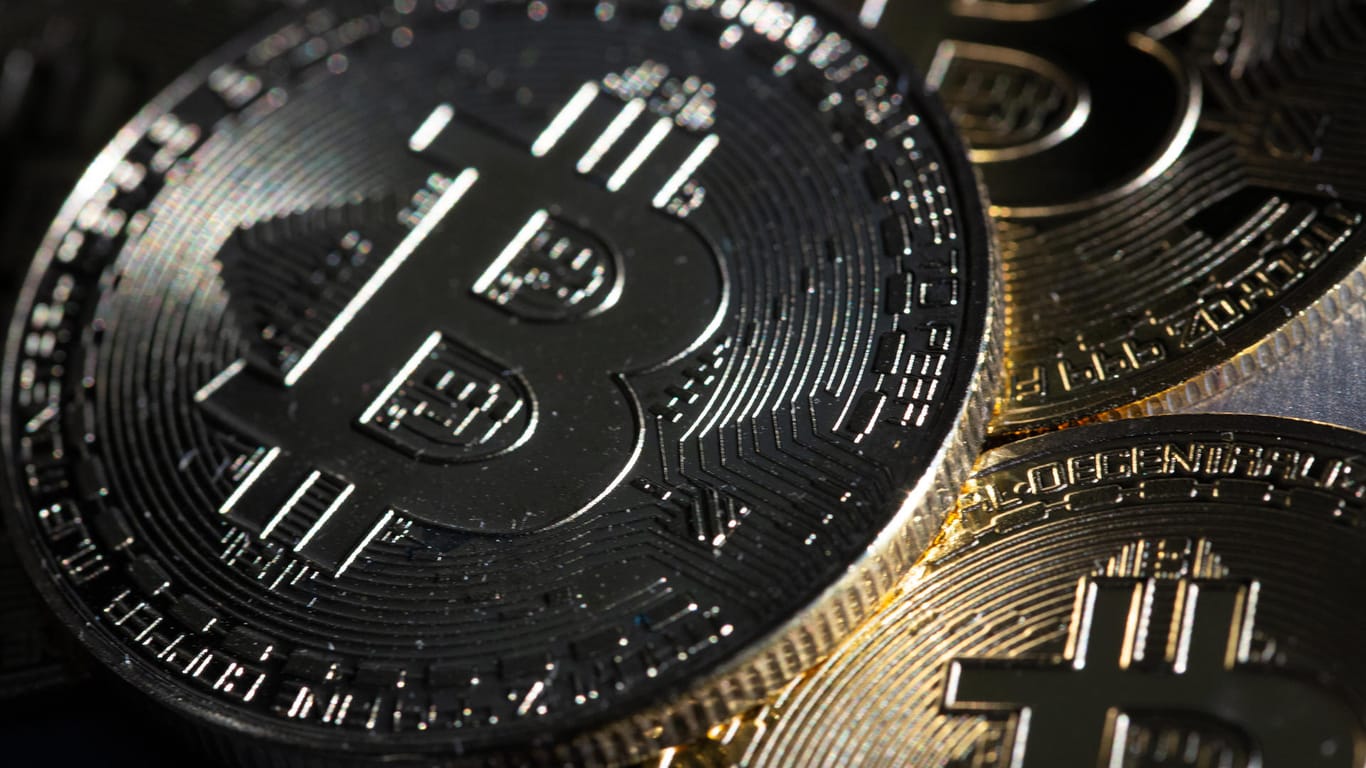 Mehrere Bitcoin-Münzen (Symbolbild): Die Digitalwährung ist in den vergangenen Wochen dramatisch eingebrochen.