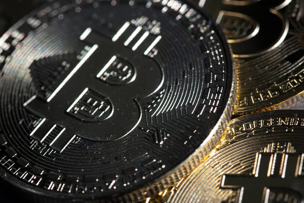 Mehrere Bitcoin-Münzen (Symbolbild): Die Digitalwährung ist in den vergangenen Wochen dramatisch eingebrochen.