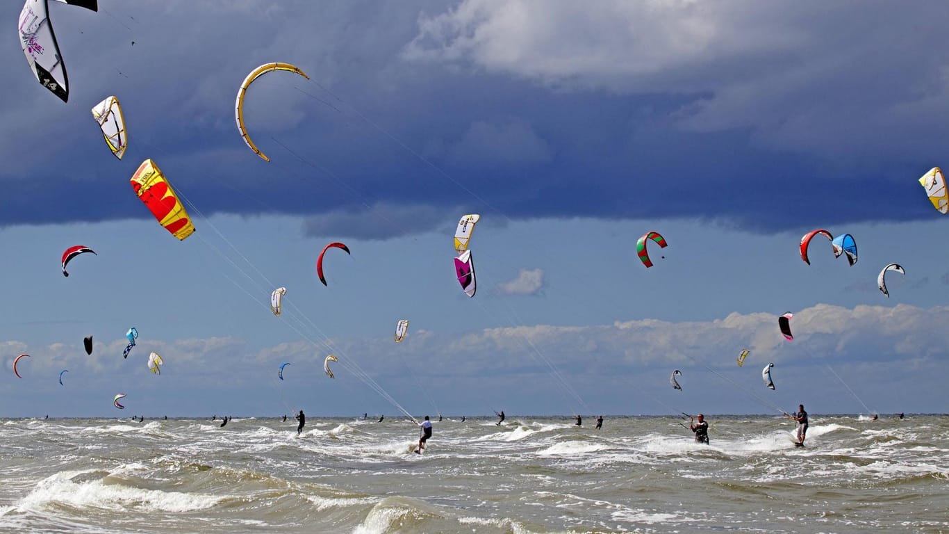 Kitesurfer am Meer bei St. Peter-Ordning (Symbolbild): Ein Freizeitsportler ist in Frankreich bei einem Sturm ums Leben gekommen.
