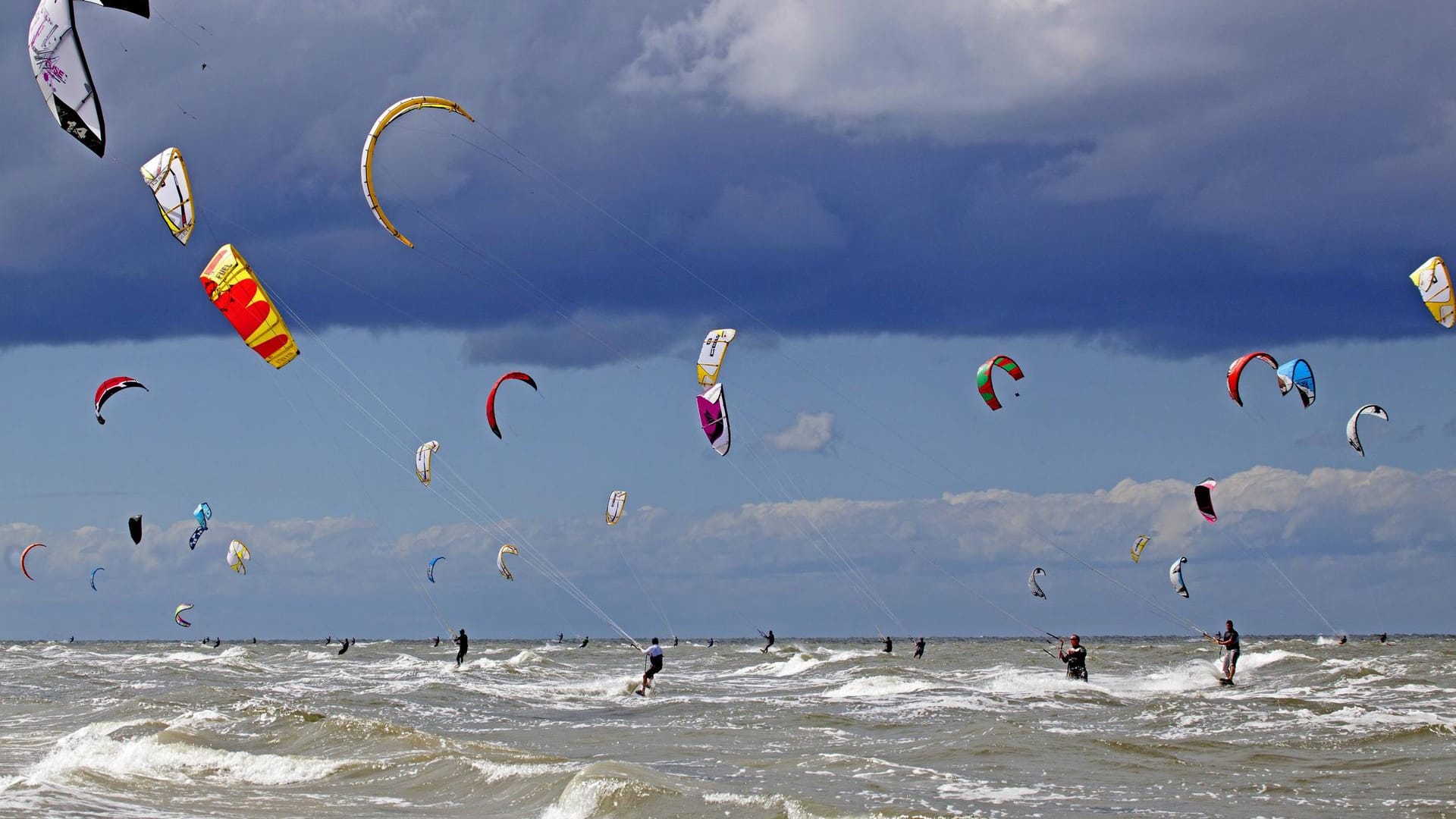 Kitesurfer am Meer bei St. Peter-Ordning (Symbolbild): Ein Freizeitsportler ist in Frankreich bei einem Sturm ums Leben gekommen. Kitesurfer am Meer bei St. Peter-Ordning (Symbolbild): Ein Freizeitsportler ist in Frankreich bei einem Sturm ums Leben gekommen.
