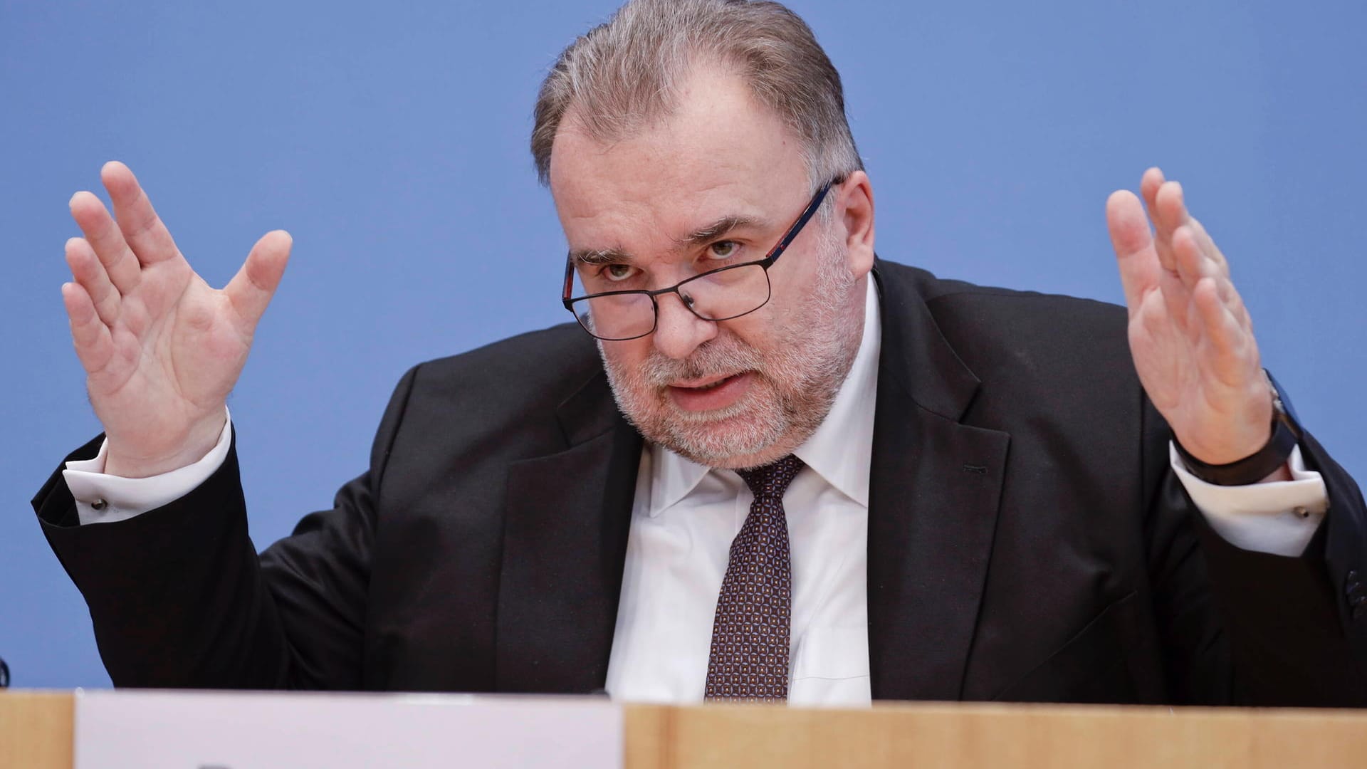 Siegfried Russwurm gestikuliert bei der Bundespressekonferenz (Archivbild): Die aktuelle Corona-Politik macht den BDI-Chef "fassungslos." Siegfried Russwurm gestikuliert bei der Bundespressekonferenz (Archivbild): Die aktuelle Corona-Politik macht den BDI-Chef "fassungslos."