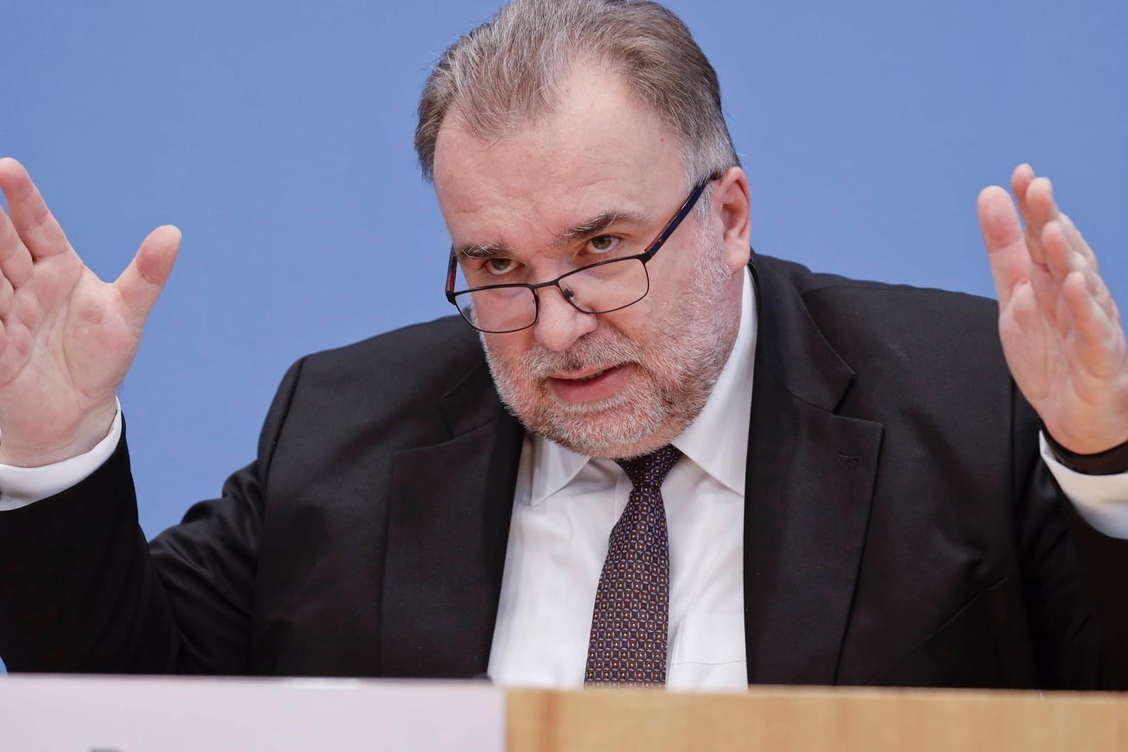Siegfried Russwurm gestikuliert bei der Bundespressekonferenz (Archivbild): Die aktuelle Corona-Politik macht den BDI-Chef "fassungslos."