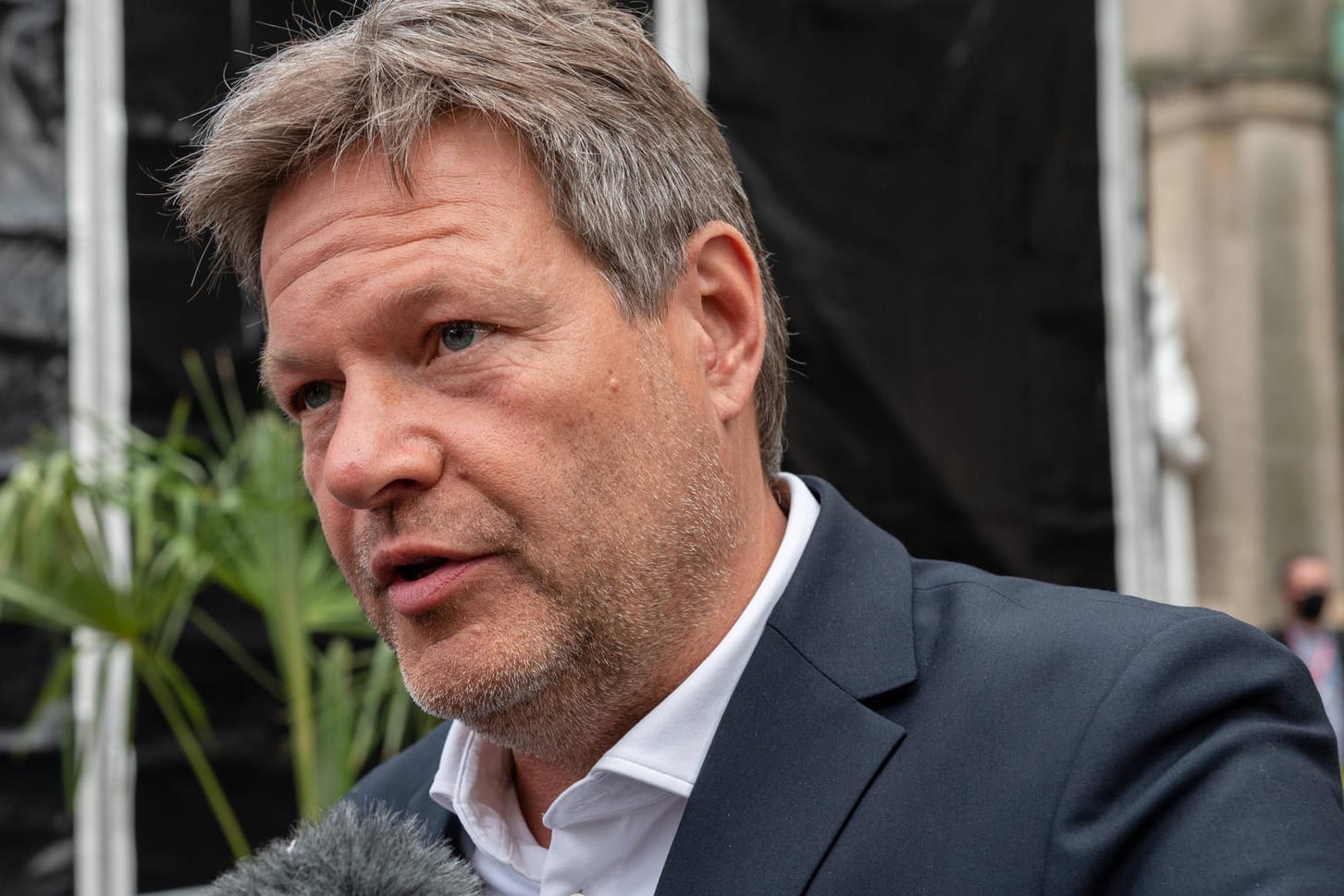 Robert Habeck gibt Interviews bei der Kieler Woche (Archivbild): Der Wirtschaftsminister drängt auf Gaseinsparungen. Robert Habeck gibt Interviews bei der Kieler Woche (Archivbild): Der Wirtschaftsminister drängt auf Gaseinsparungen.