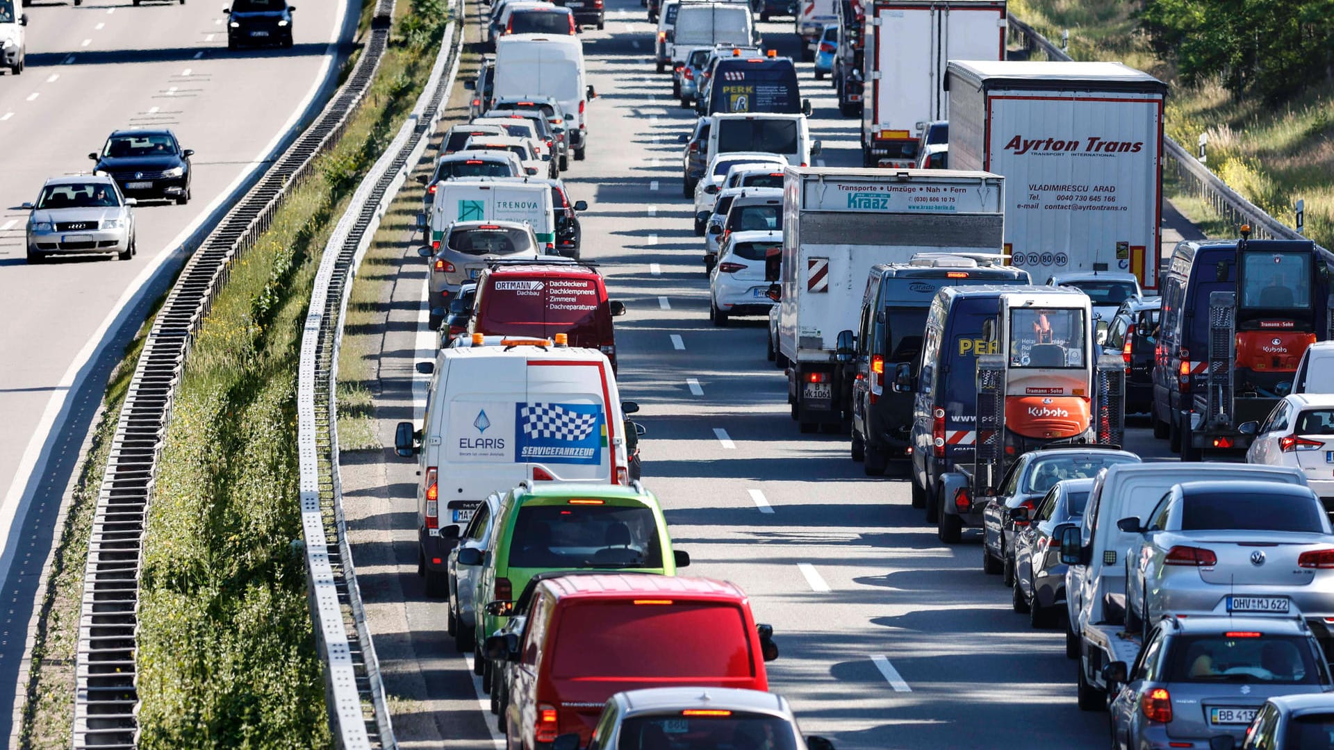 Ein Stau auf einer Autobahn (Symbolbild): Zwei Transporterfahrer haben wohl absichtlich den Verkehr ausgebremst. Ein Stau auf einer Autobahn (Symbolbild): Zwei Transporterfahrer haben wohl absichtlich den Verkehr ausgebremst.