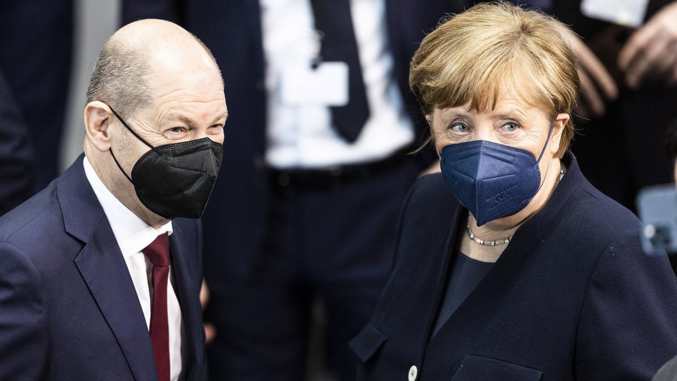 Olaf Scholz (l) und Angela Merkel (Archivbild): Der Kanzler spricht über die Russland-Politik unter der ehemaligen Regierung.