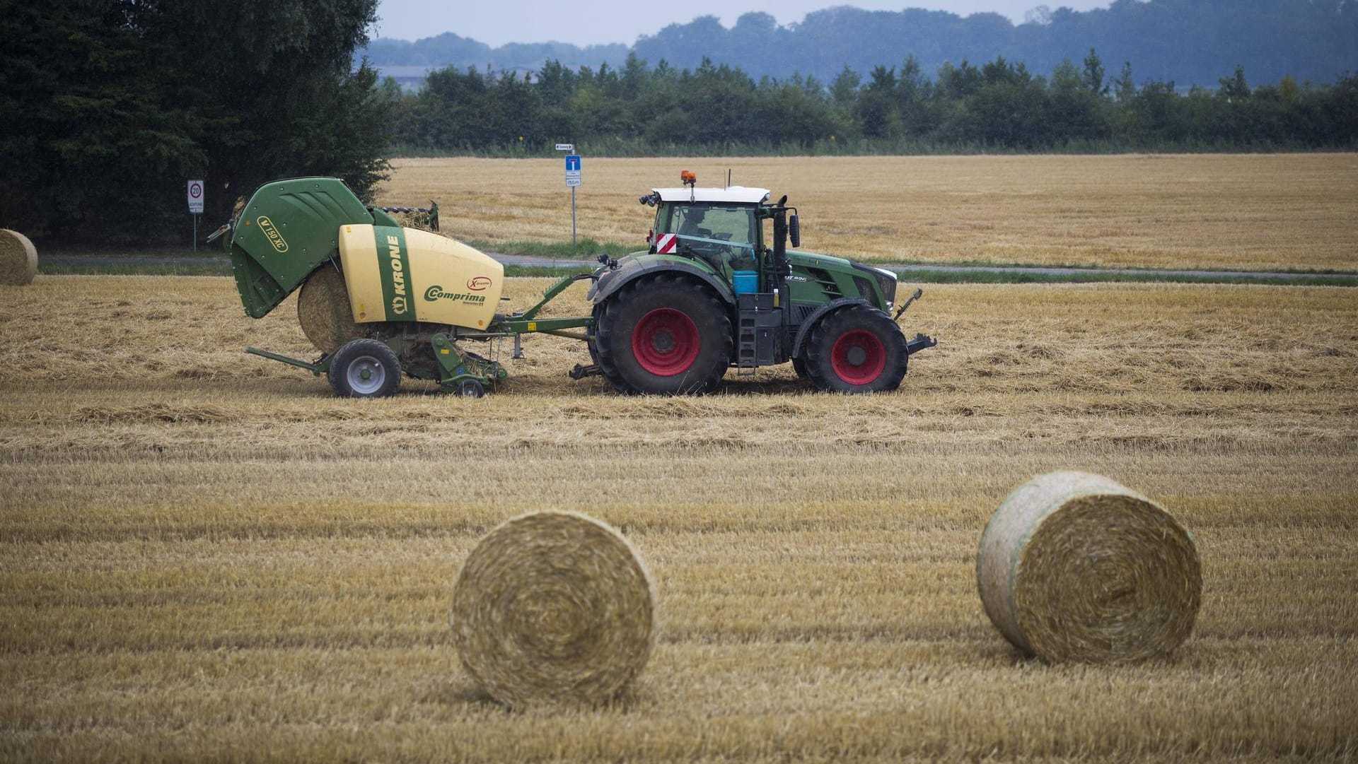 Ein Traktor mit einer Rundballenpresse (Archivbild): Ein Mann kam ums Leben. Ein Traktor mit einer Rundballenpresse (Archivbild): Ein Mann kam ums Leben.