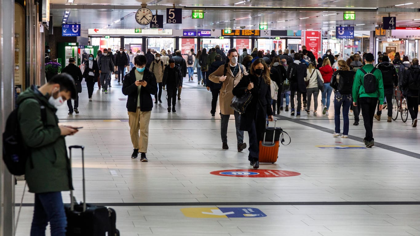Menschen am Hauptbahnhof Düsseldorf: Tausende in Deutschland gelten als staatenlos.