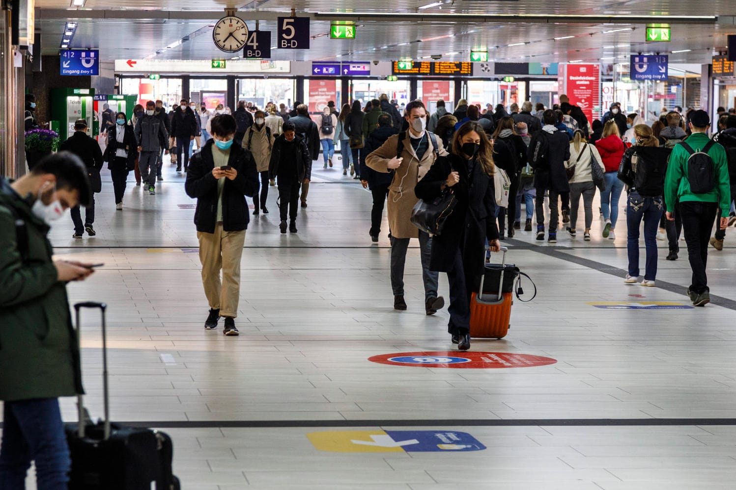 Menschen am Hauptbahnhof Düsseldorf: Tausende in Deutschland gelten als staatenlos.