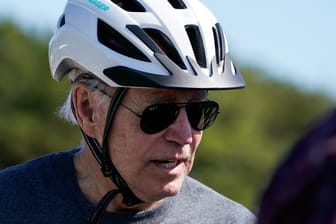 Joe Biden nach dem Sturz: Der US-Präsident soll sich nicht verletzt haben.