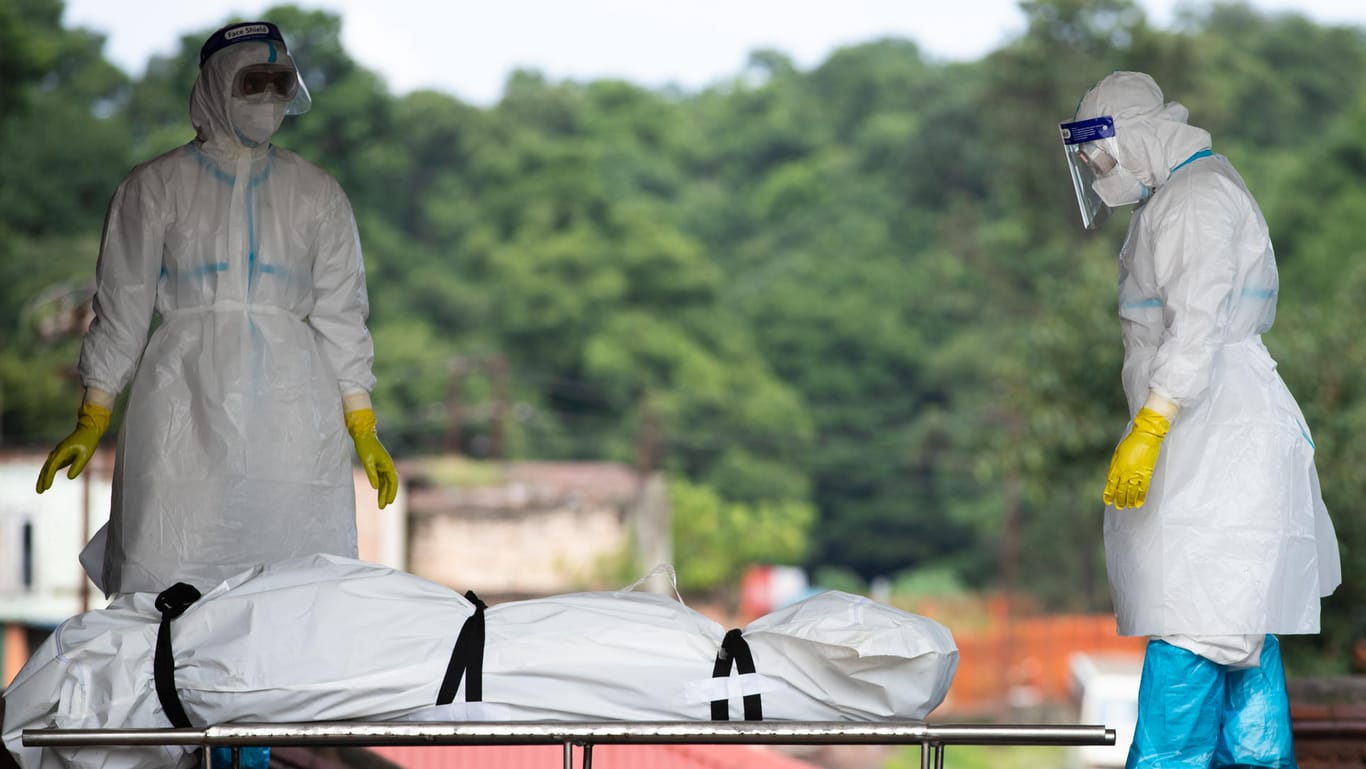 Eines von Millionen Corona-Opfern weltweit: Ein an Covid-19 Verstorbener wird in Nepal ins Krematorium transportiert.