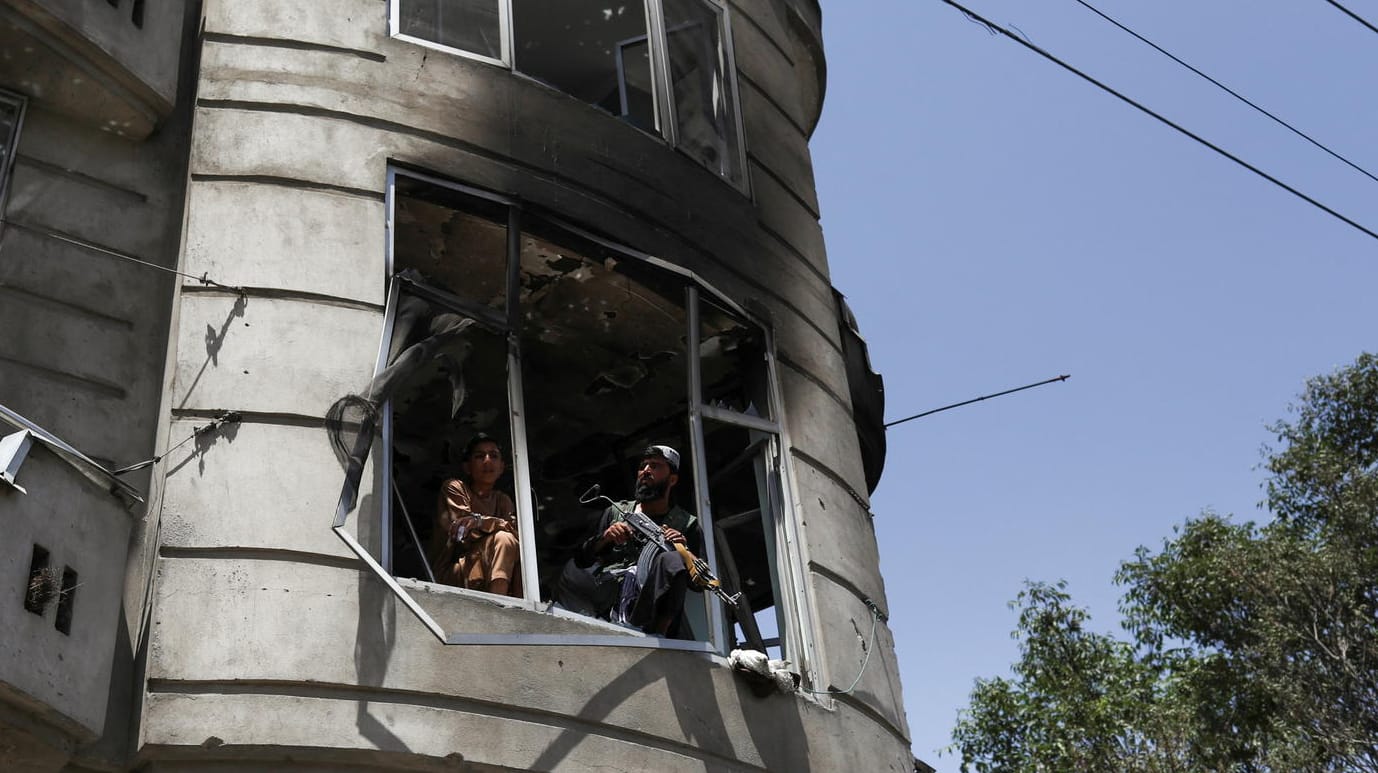 Taliban-Kämpfer bewachen den Tempel in Kabul, Afghanistan: Bei einem Anschlag wurden zwei Menschen getötet.