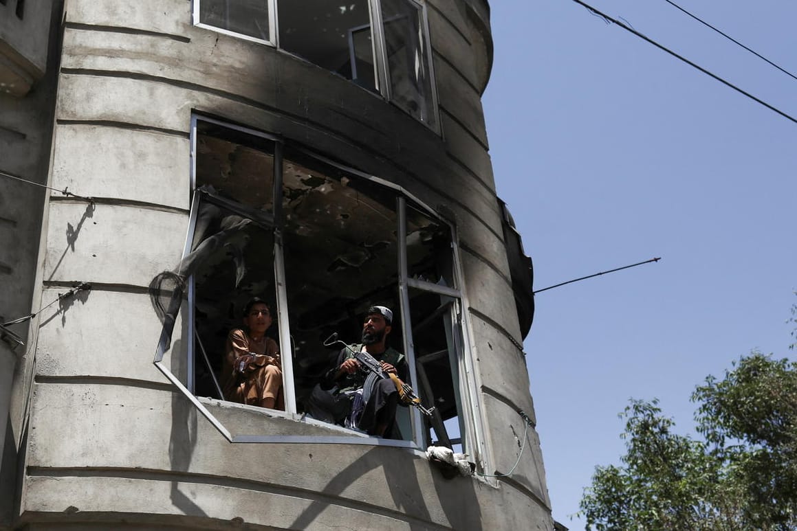 Taliban-Kämpfer bewachen den Tempel in Kabul, Afghanistan: Bei einem Anschlag wurden zwei Menschen getötet.