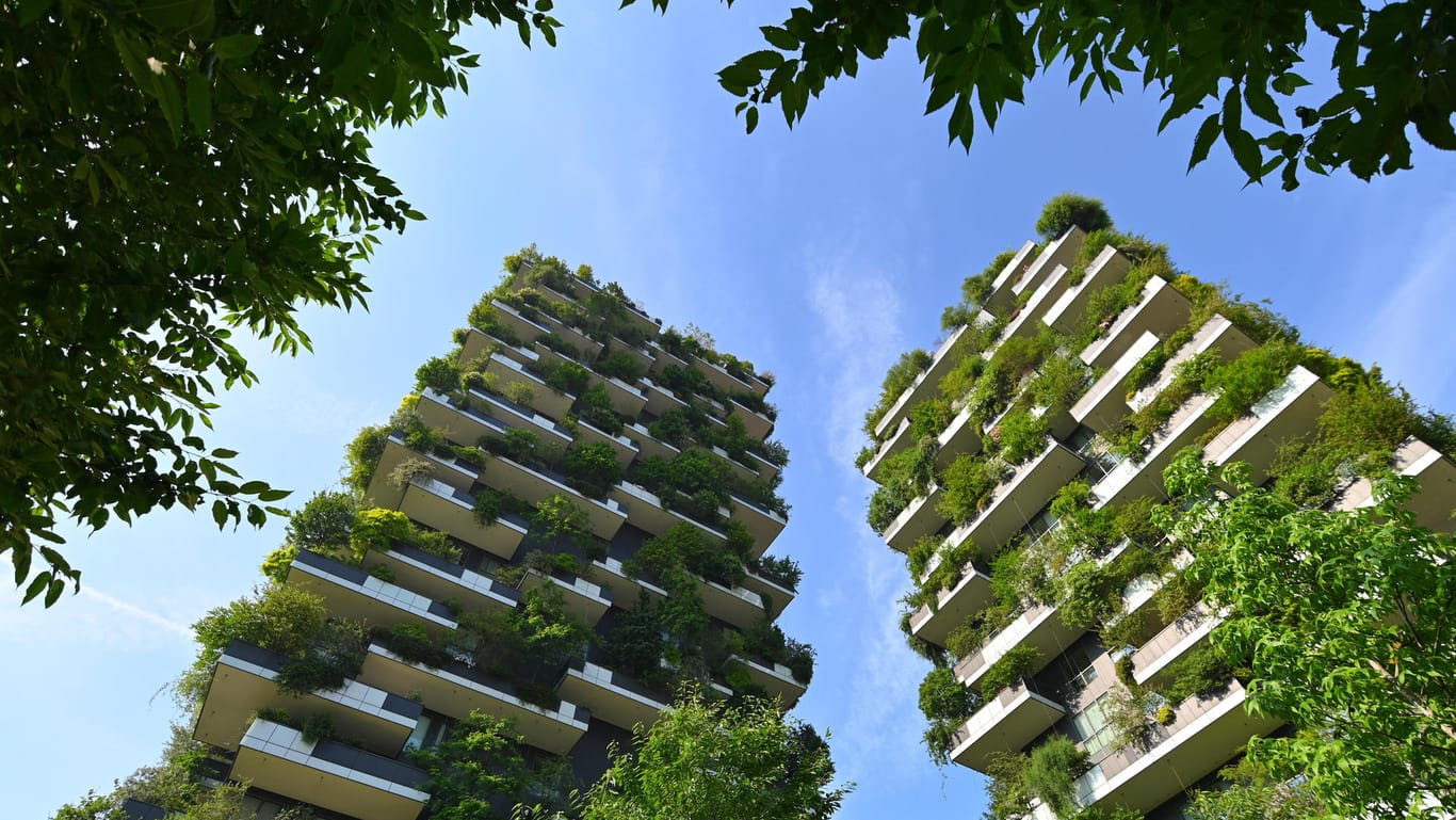 Begrünte Zwillingstürme im Norden von Milan: Der sogenannte "Bosco verticale", zu Deutsch "senkrechter Garten", senkt die Temperatur auf den Wohnungsbalkonen.