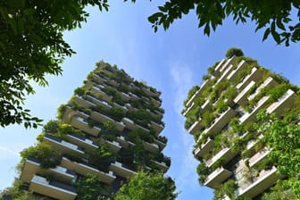Begrünte Zwillingstürme im Norden von Milan: Der sogenannte "Bosco verticale", zu Deutsch "senkrechter Garten", senkt die Temperatur auf den Wohnungsbalkonen.
