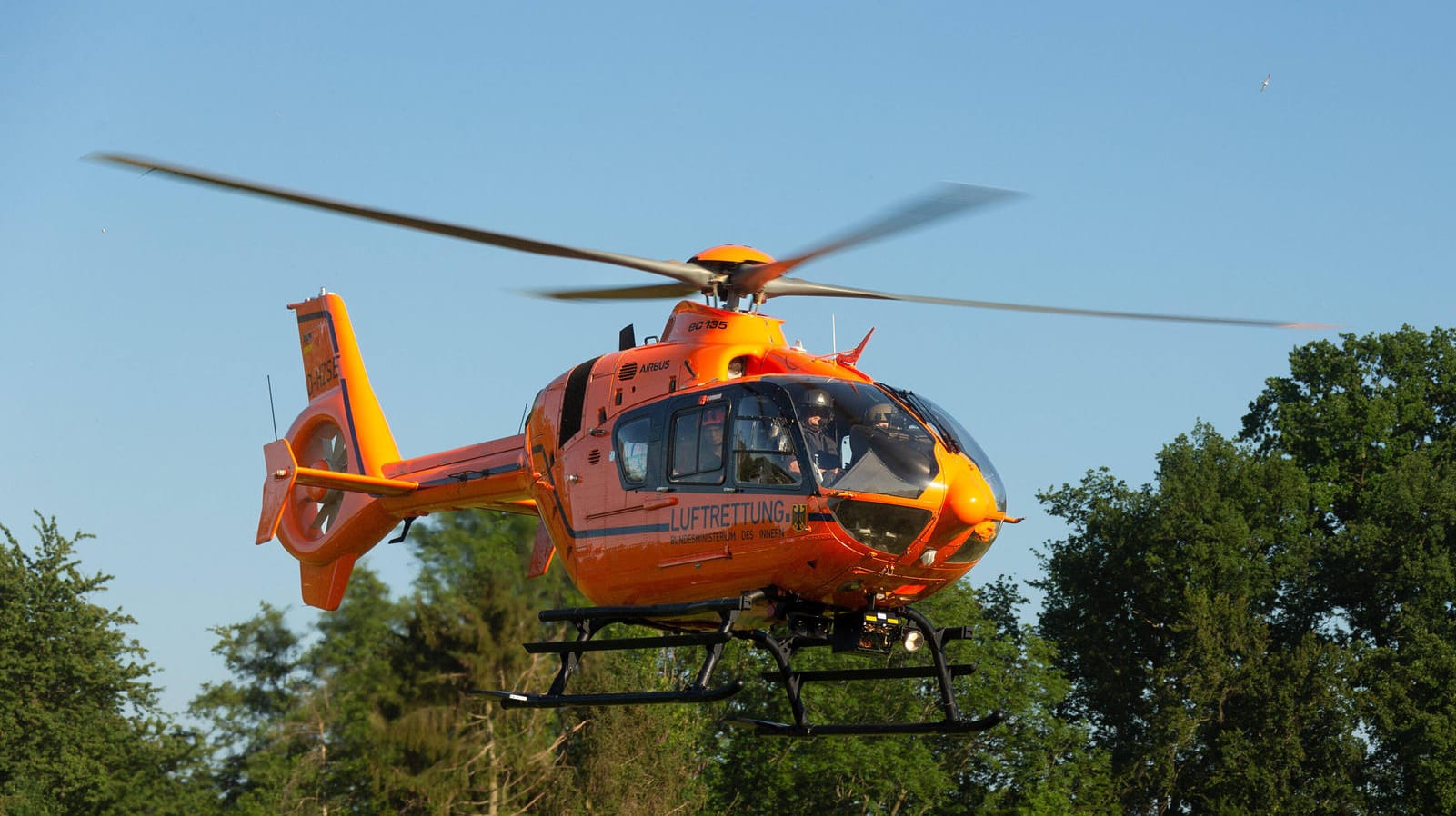 Rettungshubschrauber (Symbolbild): Bei einem Verkehrsunfall wurde ein zweijähriges Mädchen lebensgefährlich verletzt. Rettungshubschrauber (Symbolbild): Bei einem Verkehrsunfall wurde ein zweijähriges Mädchen lebensgefährlich verletzt.