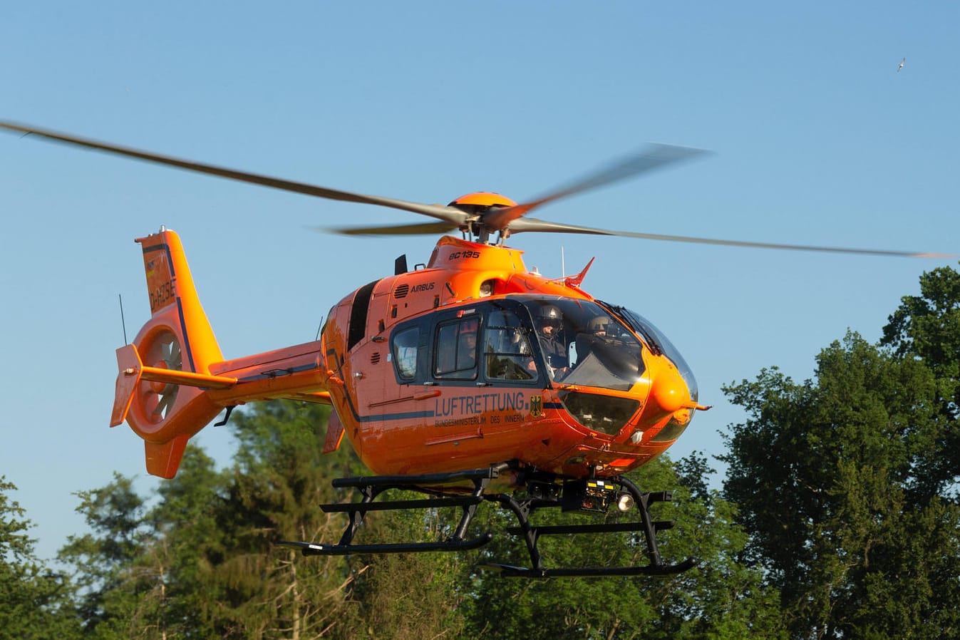 Rettungshubschrauber (Symbolbild): Bei einem Verkehrsunfall wurde ein zweijähriges Mädchen lebensgefährlich verletzt.