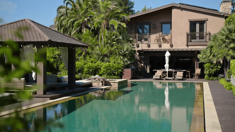 Das Haus umfasst einen langen Pool inklusive Spa.
