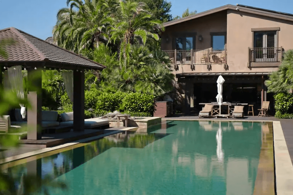 Das Haus umfasst einen langen Pool inklusive Spa.
