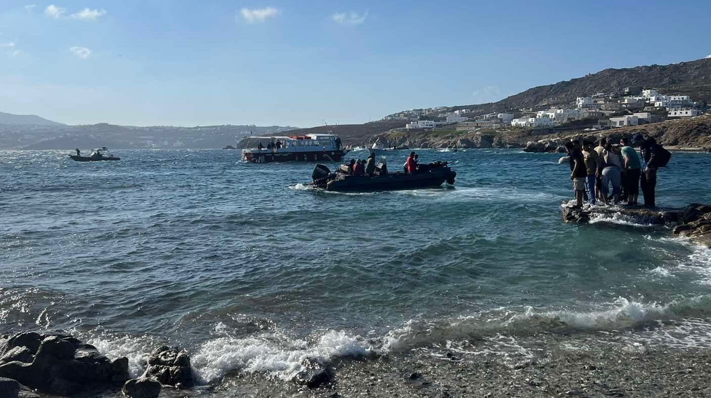 Boote an der Küste von Mykonos, Griechenland: Nach einem Schiffsunglück wird nach vier Personen weiter gesucht. Boote an der Küste von Mykonos, Griechenland: Nach einem Schiffsunglück wird nach vier Personen weiter gesucht.
