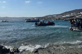 Boote an der Küste von Mykonos, Griechenland: Nach einem Schiffsunglück wird nach vier Personen weiter gesucht.