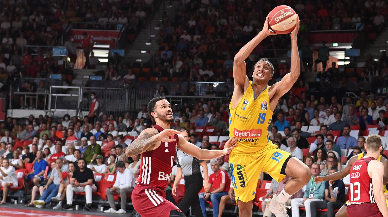 Nick Weiler-Babb gegen Louis Olinde (r.): Alba krönte sich in München zum Meistertitel.