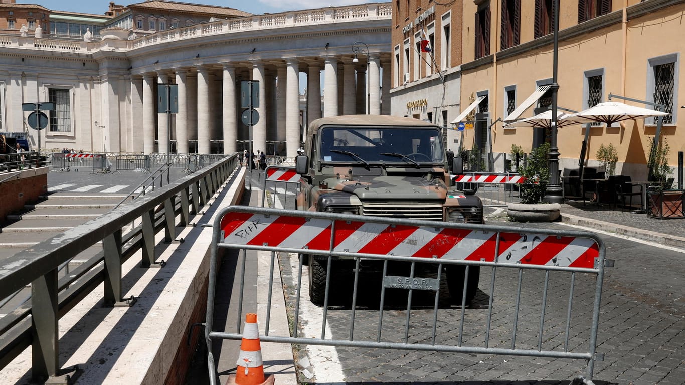 Absperrung vor dem Vatikan: Ein Wagen hatte sie durchbrochen und lieferte sich mit der Polizei eine Verfolgungsjagd.