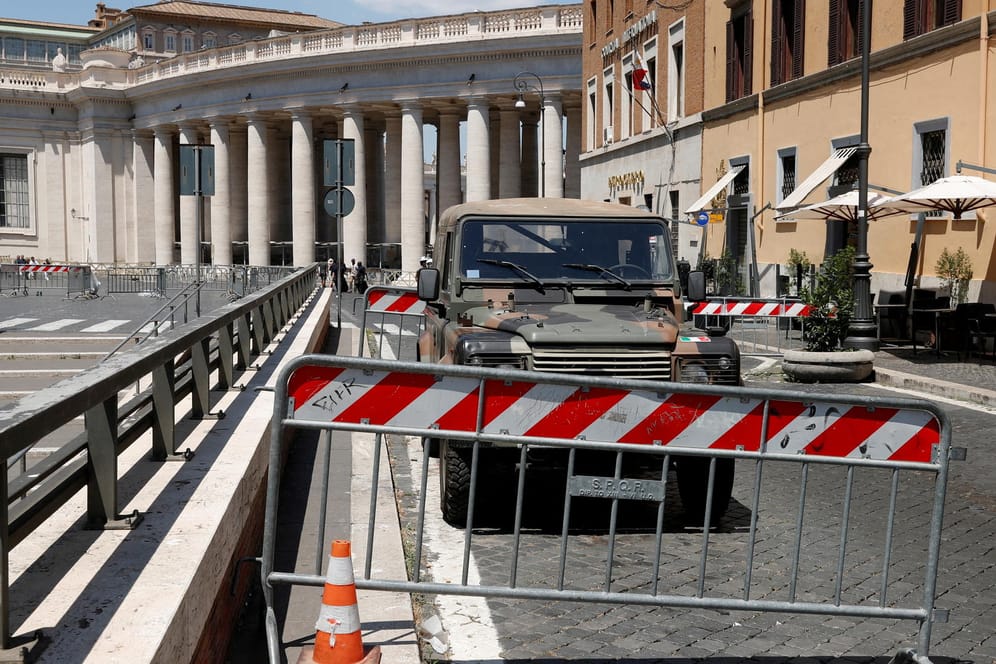 Absperrung vor dem Vatikan: Ein Wagen hatte sie durchbrochen und lieferte sich mit der Polizei eine Verfolgungsjagd.