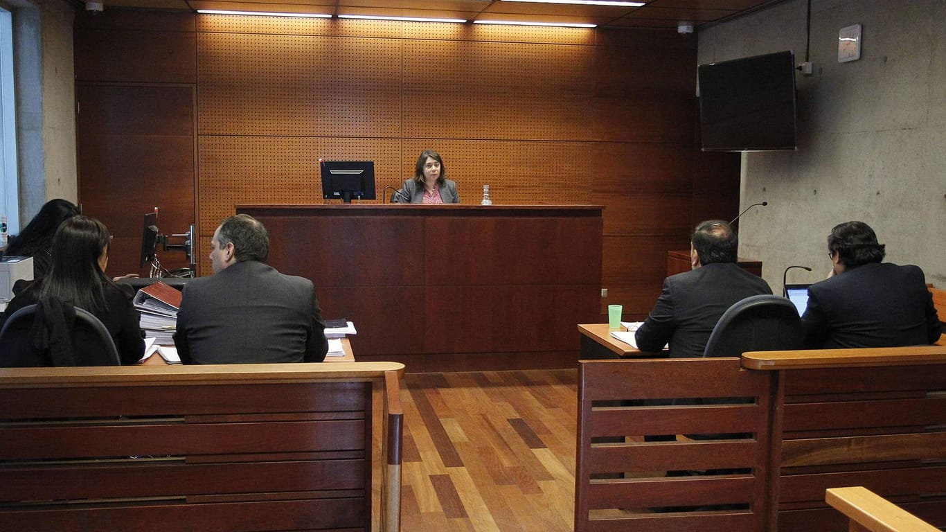 Oscar Muñoz in einem Gerichtssaal: Der ehemalige Geistliche wurde zu 15 Jahren Haft verurteilt.