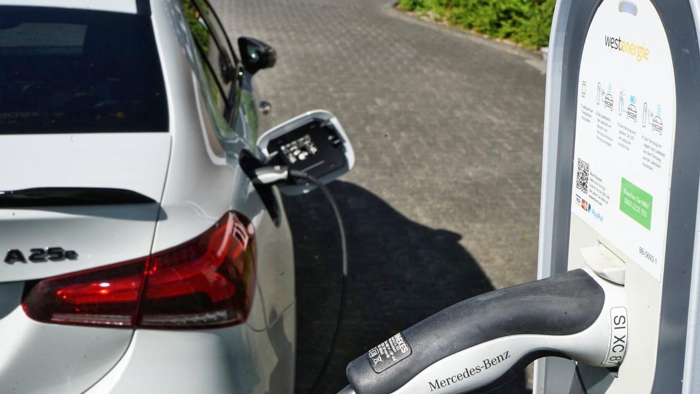 Ein Elektroauto wird an einer E-Ladesäule in Nordrhein-Westfalen geladen (Symbolbild): Verbände sind davon überzeugt, dass viele Kunden sich bereits auf die Förderung für ein Elektroauto eingestellt haben.