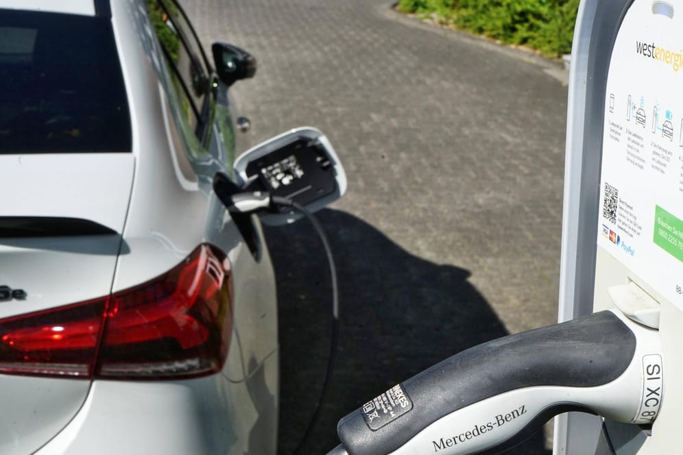 Ein Elektroauto wird an einer E-Ladesäule in Nordrhein-Westfalen geladen (Symbolbild): Verbände sind davon überzeugt, dass viele Kunden sich bereits auf die Förderung für ein Elektroauto eingestellt haben.