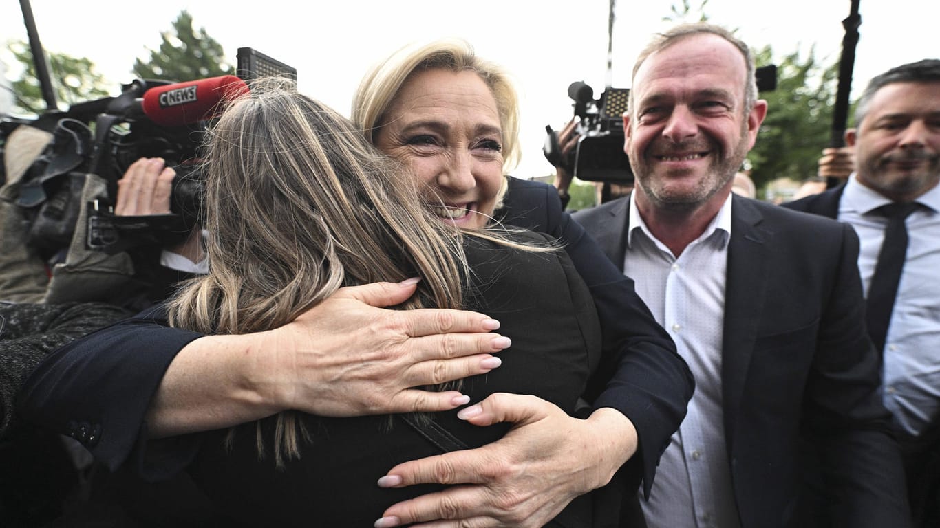 Marine Le Pen jubelt: Ihre Partei werde "die größte Fraktion in der Geschichte (ihrer) politischen Familie" in der Nationalversammlung bilden, sagte sie am Sonntag in Hénin-Beaumont. Nach Umfragen kommt die Partei von derzeit sechs auf 60 bis 100 Sitze.