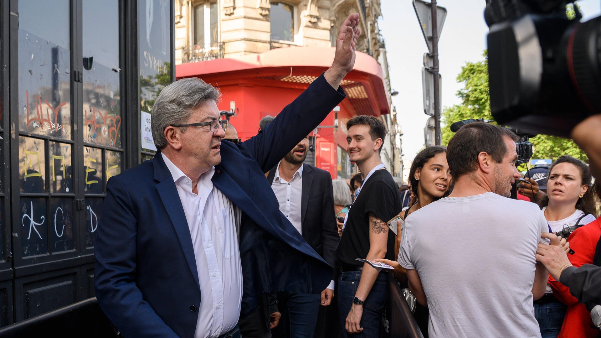 Linkspopulist Jean-Luc Mélenchon am Sonntagabend: Er spricht von einer "Wahlniederlage des Macronismus".