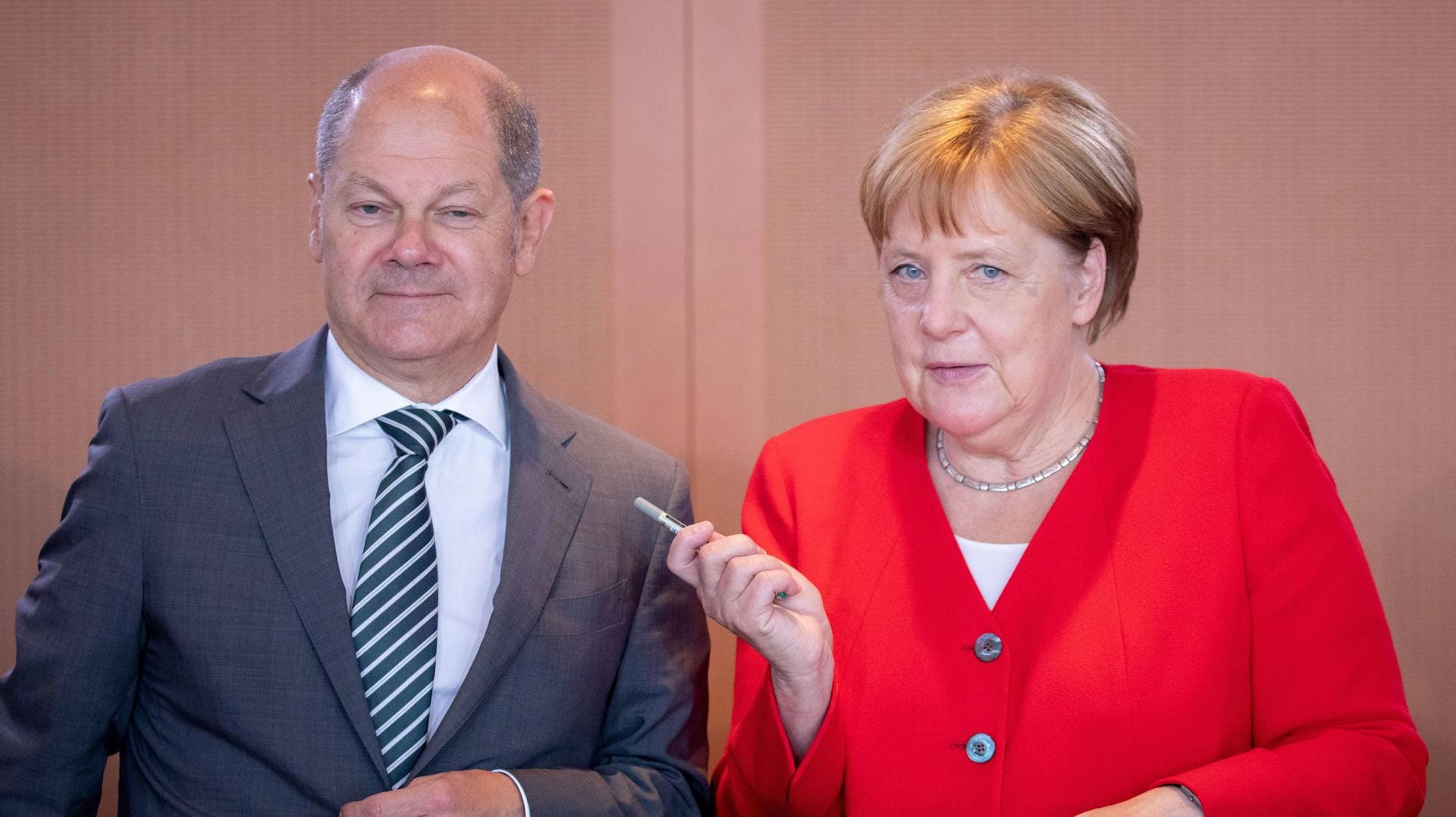 Die Kommunikation von Olaf Scholz und Angela Merkel unterscheidet sich durchaus (Archivbild).