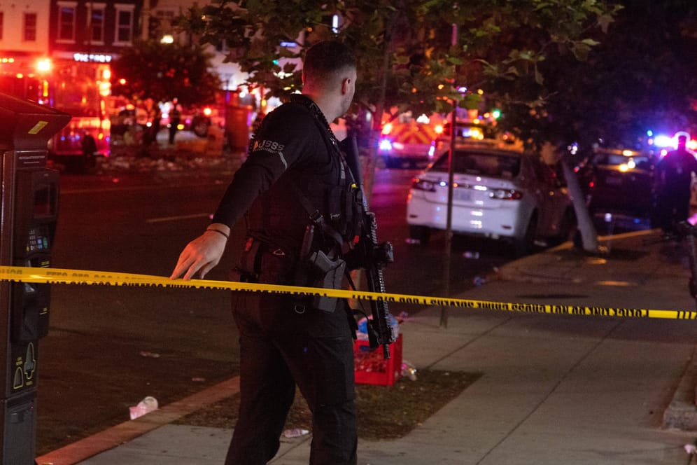 Polizisten sichern den Tatort: Bei einem Straßenfest in Washington D.C. ist ein Jugendlicher durch Schüsse getötet worden, drei Menschen wurden verletzt.