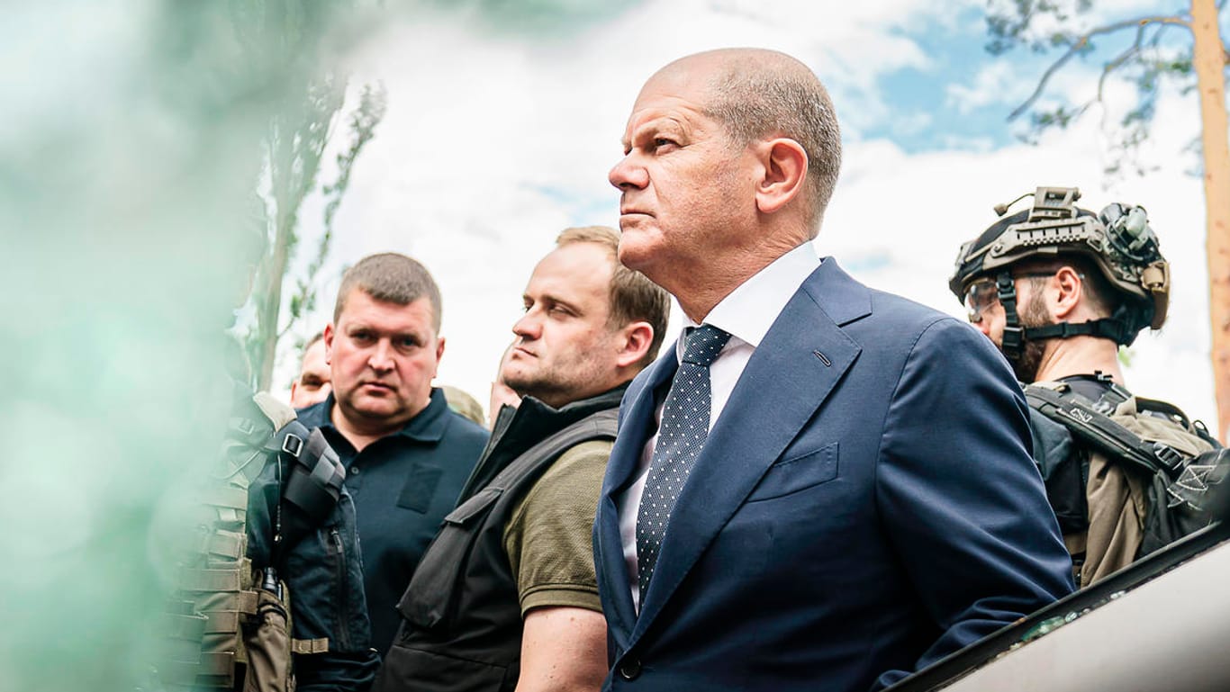 Olaf Scholz besichtigt das zerstörte Irpin in der Ukraine: Politiker von Union und FDP fordern, dass das Kanzleramt regelmäßig Lageupdates zur Ukraine veröffentlicht.