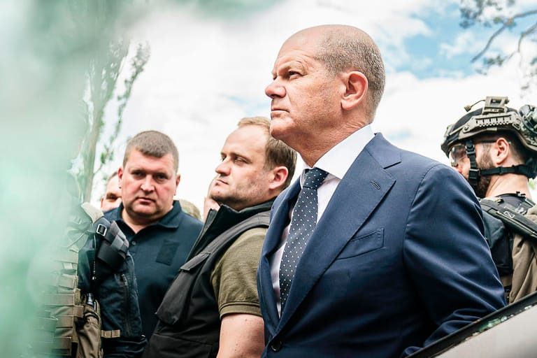 Olaf Scholz besichtigt das zerstörte Irpin in der Ukraine: Politiker von Union und FDP fordern, dass das Kanzleramt regelmäßig Lageupdates zur Ukraine veröffentlicht.