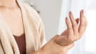 Kribbeln in der Hand (Symbolbild): Schlafen einzelne oder mehrere Finger immer wieder ein, ist möglicherweise ein Nerv unter Druck geraten.