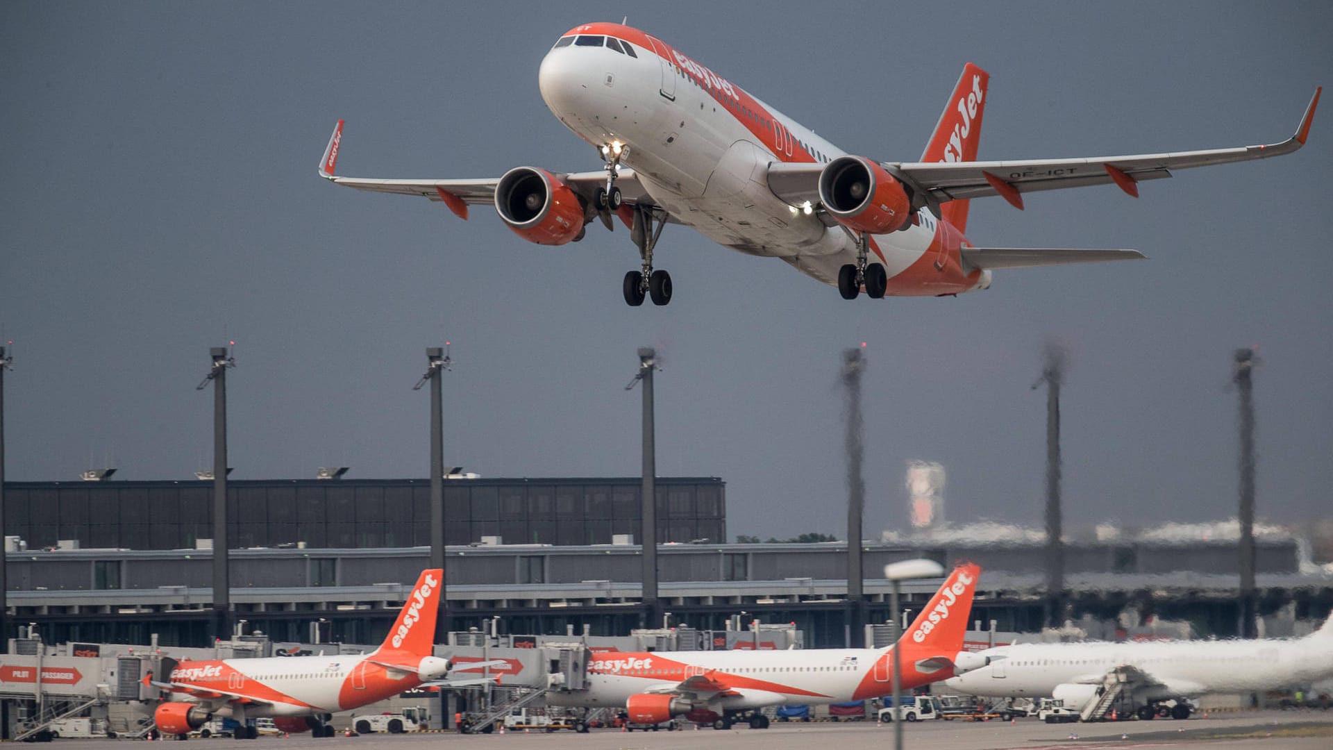 Easyjet-Maschinen am Berliner Flughafen BER (Symbolbild): An den Flughäfen fehlt so viel Personal, dass sie die Airline ihr Flugangebot kürzen musste.