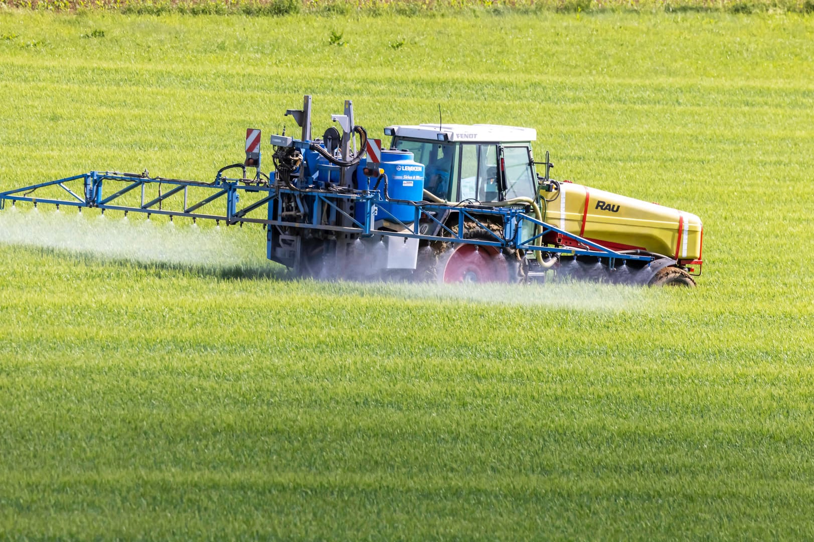 Ein Landwirt mit Traktor düngt sein Feld (Symbolbild): Die Erzeugerpreise sind im Mai so stark gestiegen wie noch nie.