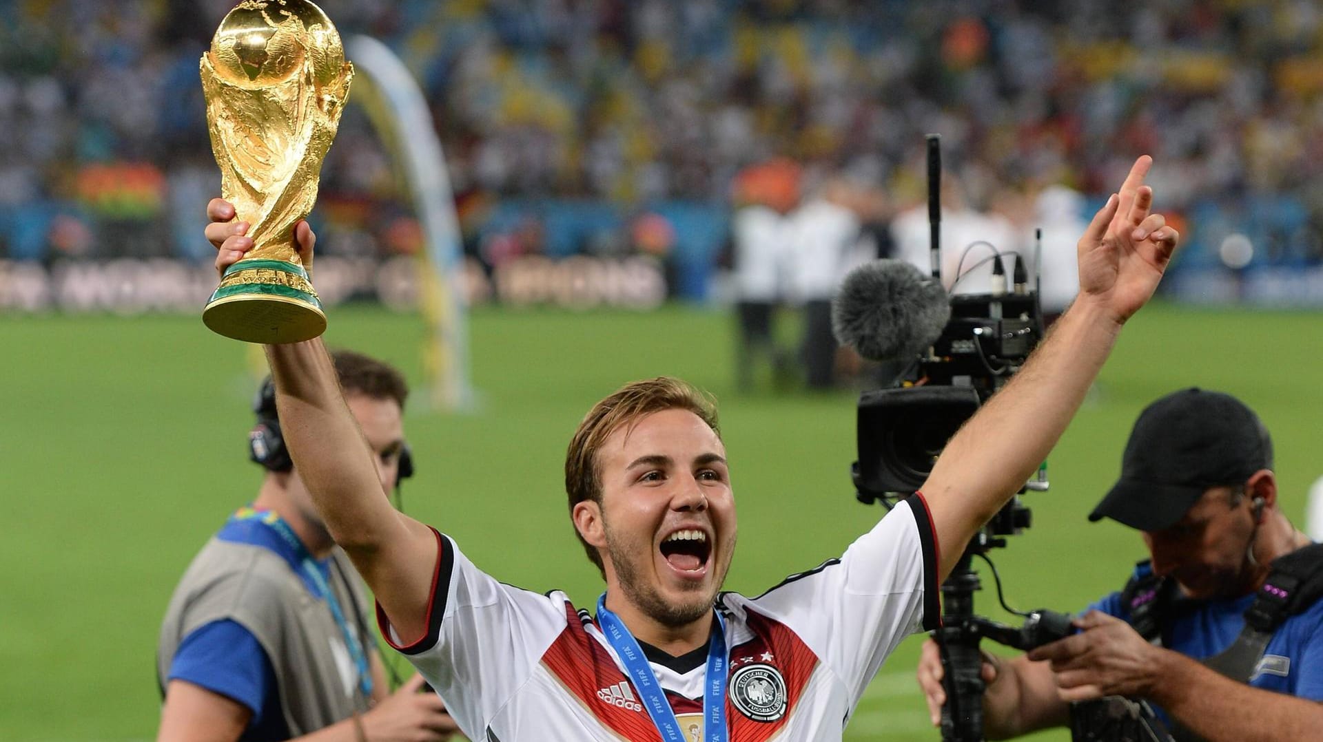 Größter Tag seiner Karriere: Mario Götze präsentiert den deutschen Fans den WM-Pokal im Maracana-Stadion am 13. Juli 2014. Der damalige Münchener schoss das 1:0-Siegtor in der Verlängerung.