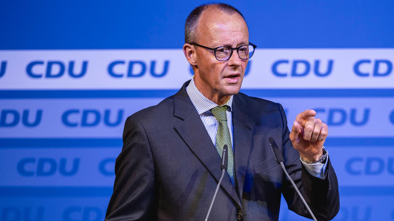 SPD-Parteichef Lars Klingbeil übt scharfe Kritik an CDU-Vorsitzendem Friedrich Merz.