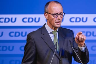 SPD-Parteichef Lars Klingbeil übt scharfe Kritik an CDU-Vorsitzendem Friedrich Merz.